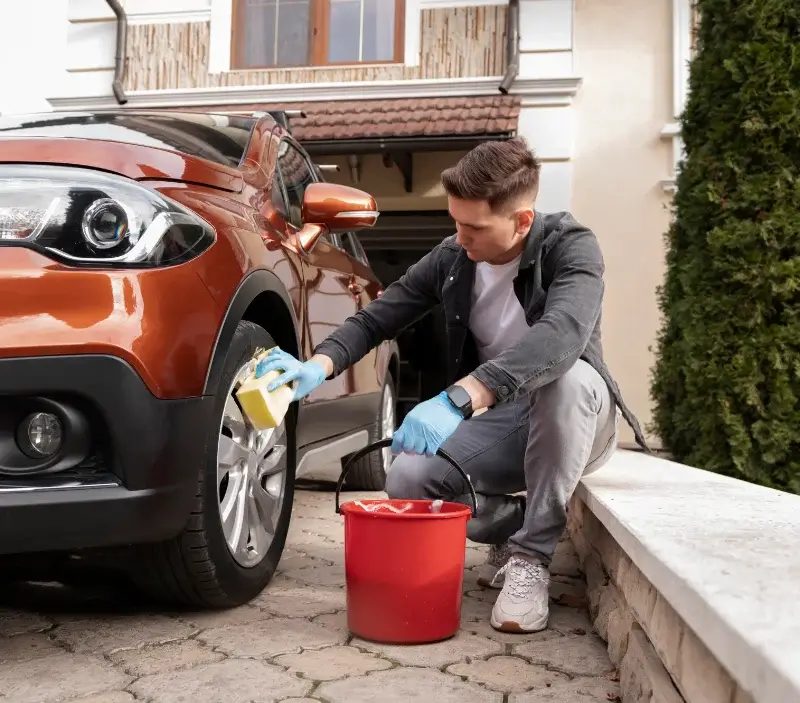 Lavage auto à domicile Monblanc : professionnel intervenant sur un véhicule